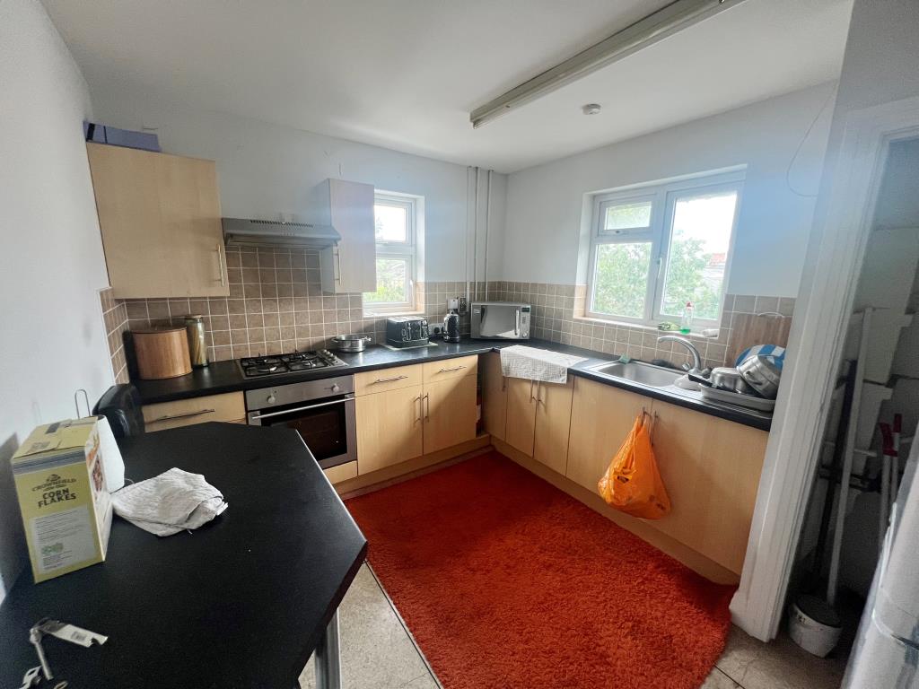 Lot: 35 - FORMER HOTEL FOR DEVELOPMENT POTENTIAL - upstairs kitchen